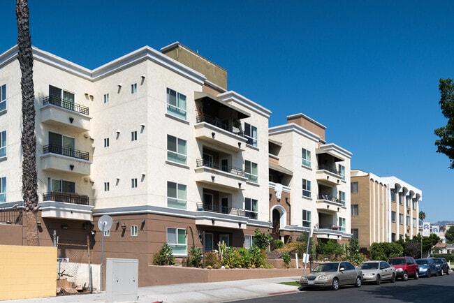Building Photo - 1117 N Orange Dr