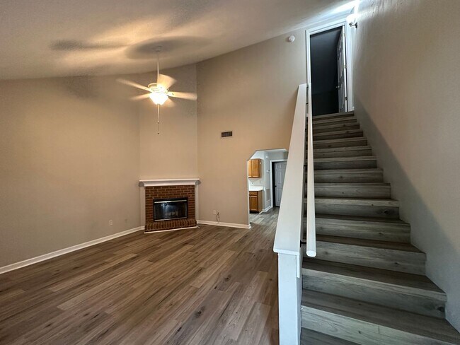 Foto del edificio - 2 story unit off E Park Ave avail NOW!
