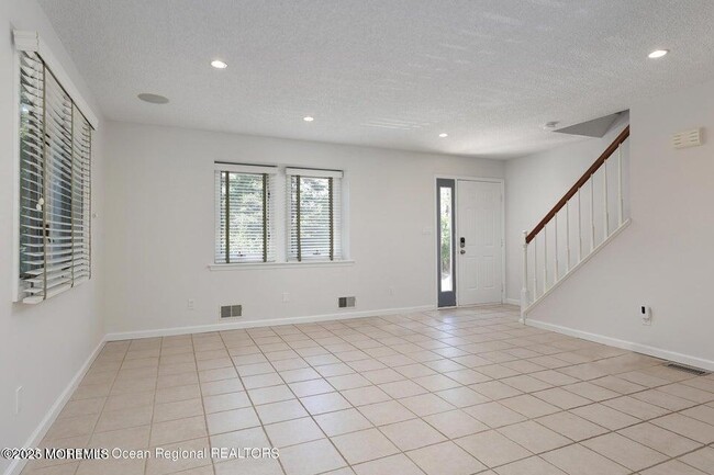 Building Photo - 667 Ellicott Ave