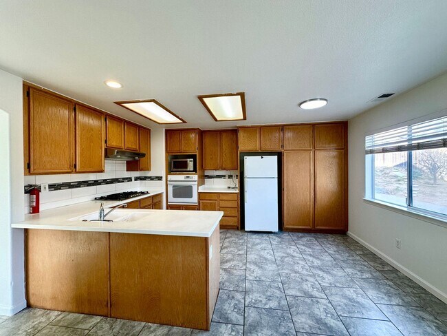 Building Photo - 4 br, 3 bath House - 1812 Carino Ct