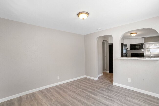 Building Photo - Cute 2bdrm/1bath with large yard & storage...