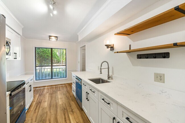 Building Photo - 3-Bedroom Townhouse in the Heart of Cary