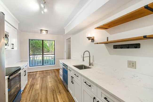 Foto del edificio - 3-Bedroom Townhouse in the Heart of Cary