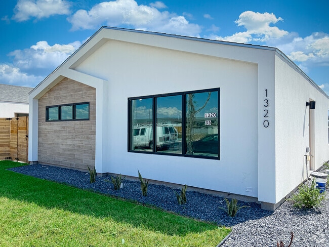 Building Photo - 2709 Woodpecker Rd