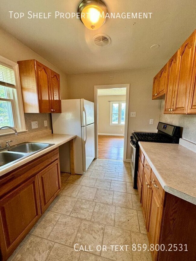 Building Photo - 3 Bedroom with Bonus Room!