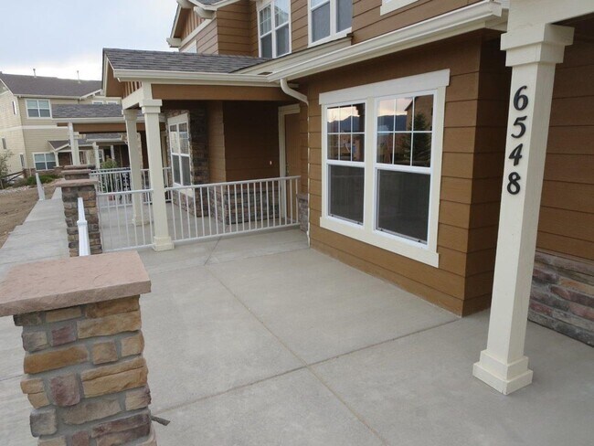 Building Photo - Available Now! 3 Bedroom 2.5 Bathroom Town...