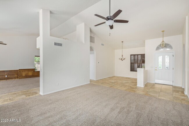 Foto del edificio - 8495 S Maple Ave