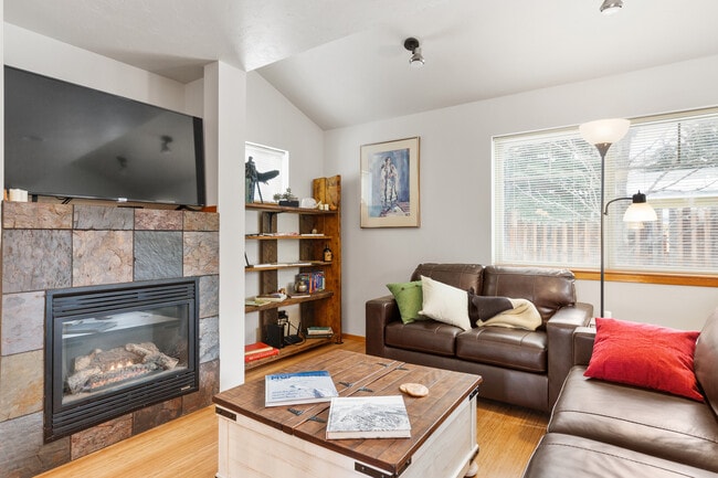 Fully furnished 3 bedroom 2.5 bathroom townhouse - 1468 Mae St