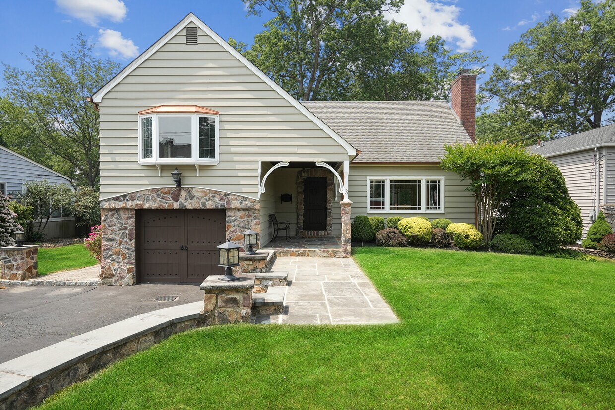 Primary Photo - 3 N Oak Ct