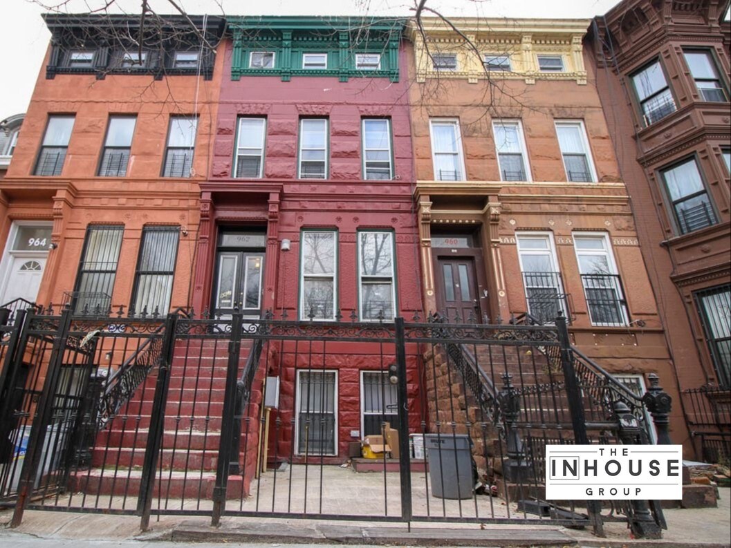 Building Photo - 962 Greene Ave