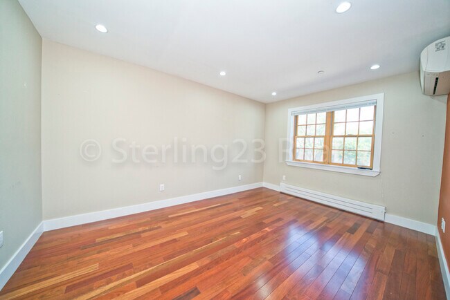 Building Photo - 2108 Steinway St