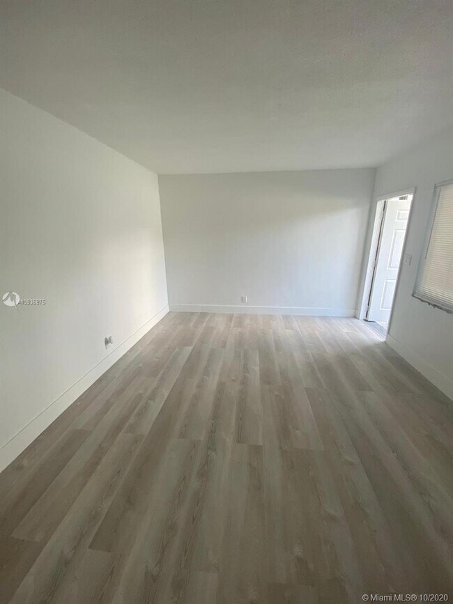 Foto del edificio - 1800 NE 56th St
