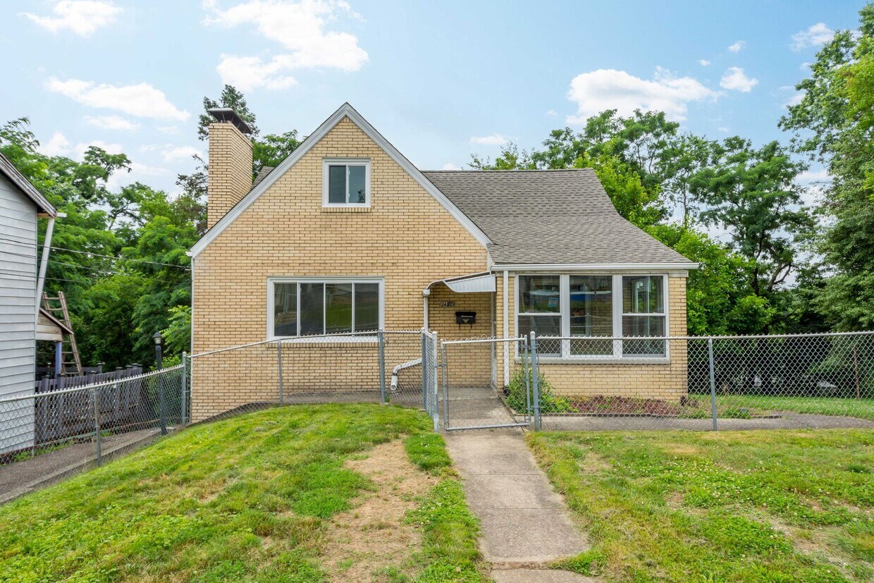 Primary Photo - AVAILABLE AUGUST 1ST!! DON'T MISS THIS 3 B...