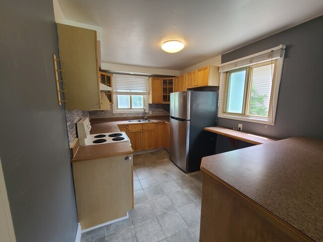 Building Photo - Carling Heights Apartment * 2 Bdrm + DEN * Move in NOW!!