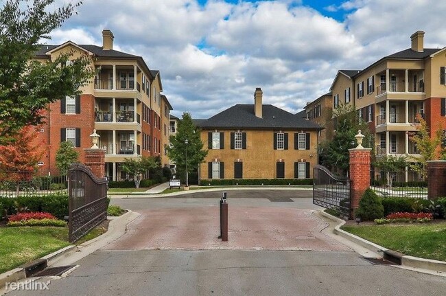 Building Photo - 305 Seven Springs Way