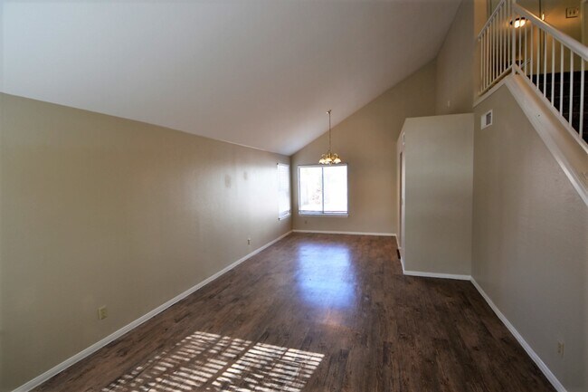 Building Photo - 7312 Queen Palm Dr