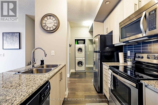 Photo du bâtiment - 85 The Donway W