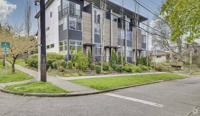 Building Photo - 1155 NE 55th St