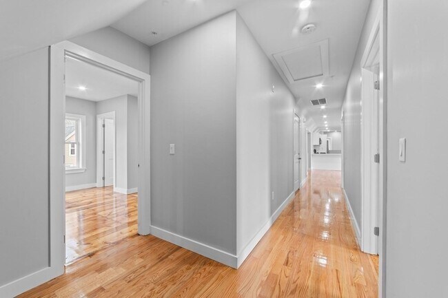 Building Photo - 376 Chestnut St