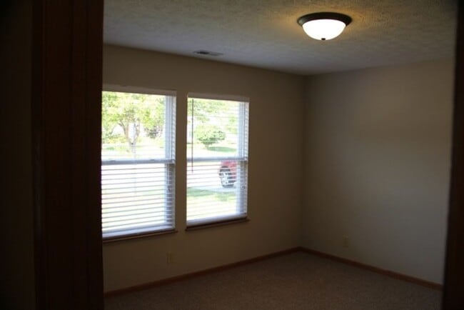 Building Photo - 633 Royce Dr