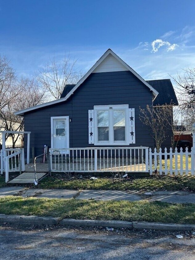 Primary Photo - 2 bed 1 bath with garage and fenced in yard