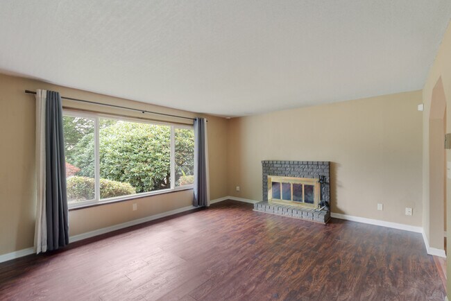 Building Photo - THREE BEDROOM IN MINT VALLEY