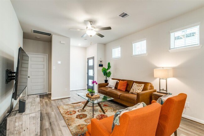 Building Photo - 1512 Lakeline Oak Dr