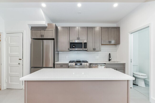 Building Photo - Immaculate 3-level 3Bd/1.5Bth Rowhome in t...