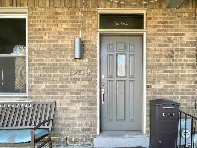 Foto del edificio - Terrific Trinidad Rowhome with Off-Street ...