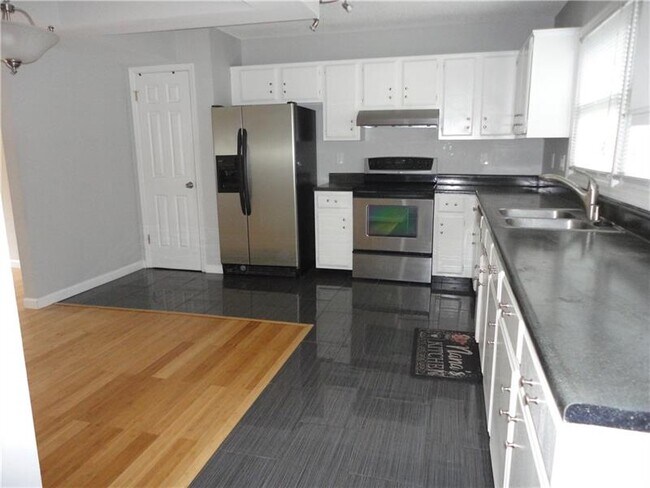 Building Photo - 155 Willow Stream Ct