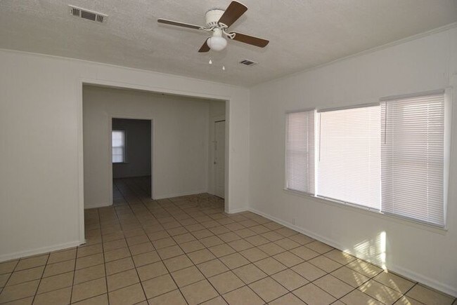 Building Photo - 2 Bedroom House In Harrisburg