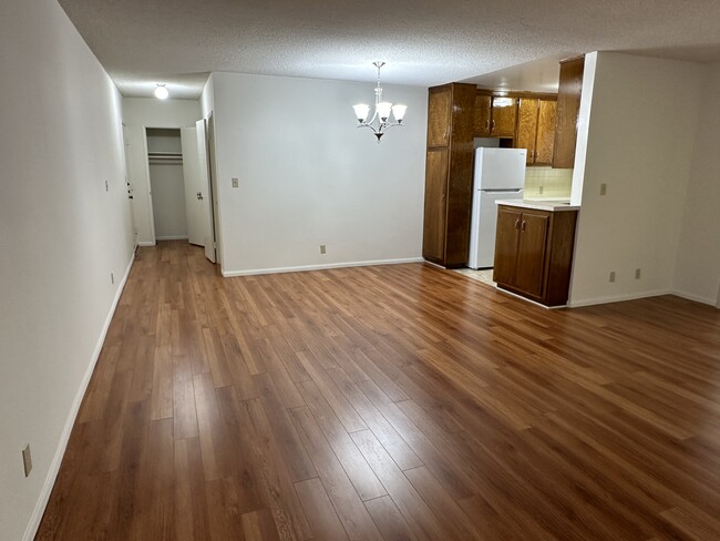 Entry & dining area - 1411 N Poinsettia Pl