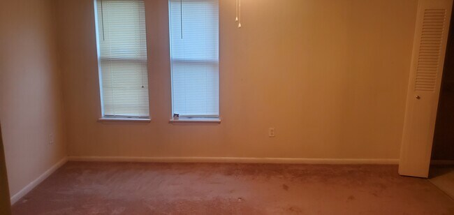 Building Photo - 305 Creek Dr