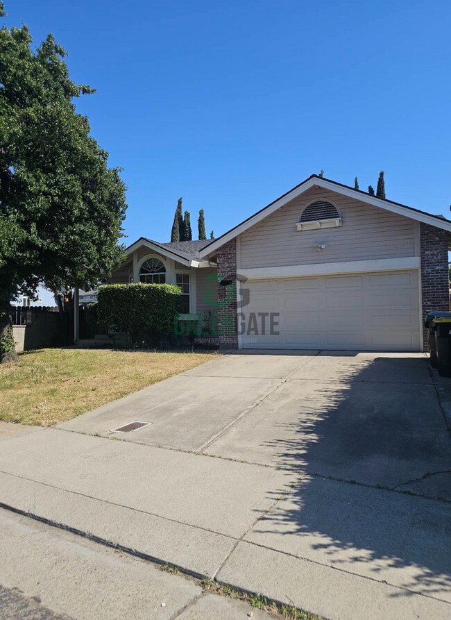 Foto del edificio - NOW AVAILABLE! Make this spacious 3 bedroo...