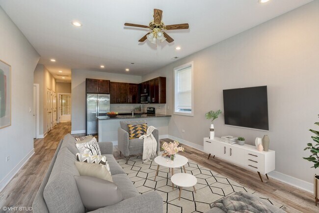 Foto del edificio - 857 E 63rd Pl