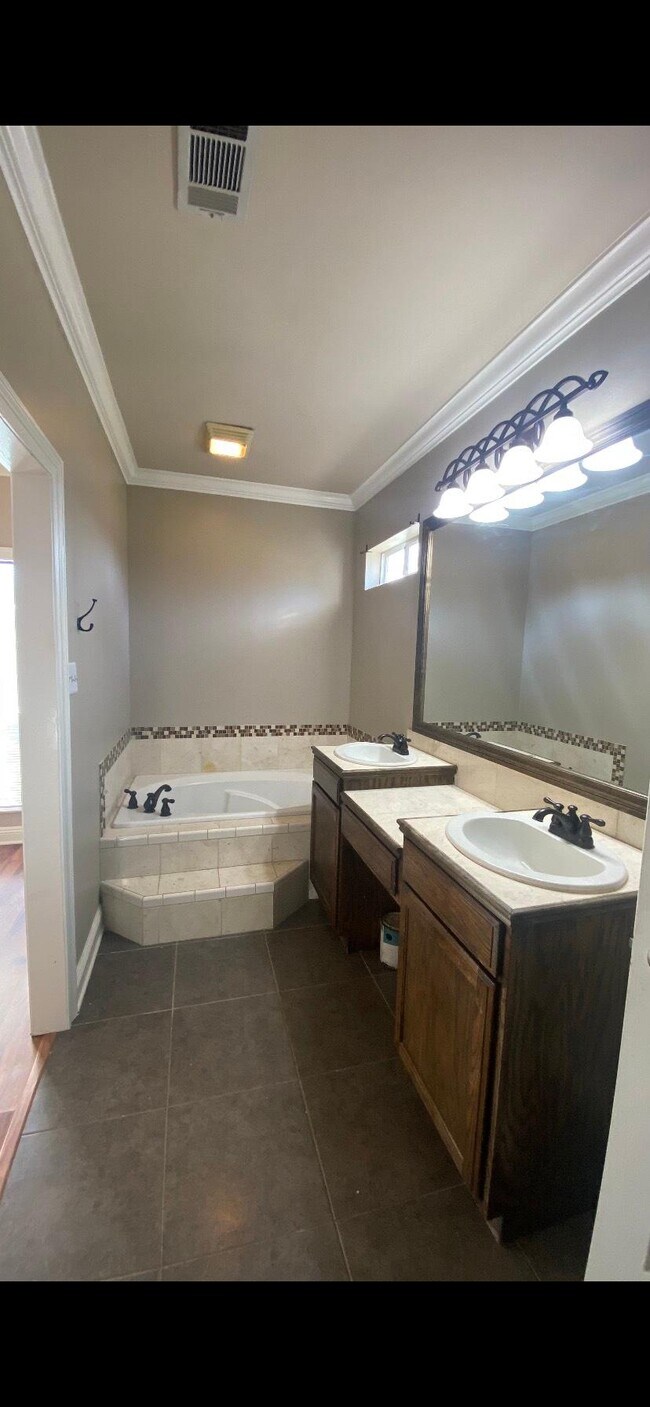 Foto del edificio - 212 Rivercrest Ave