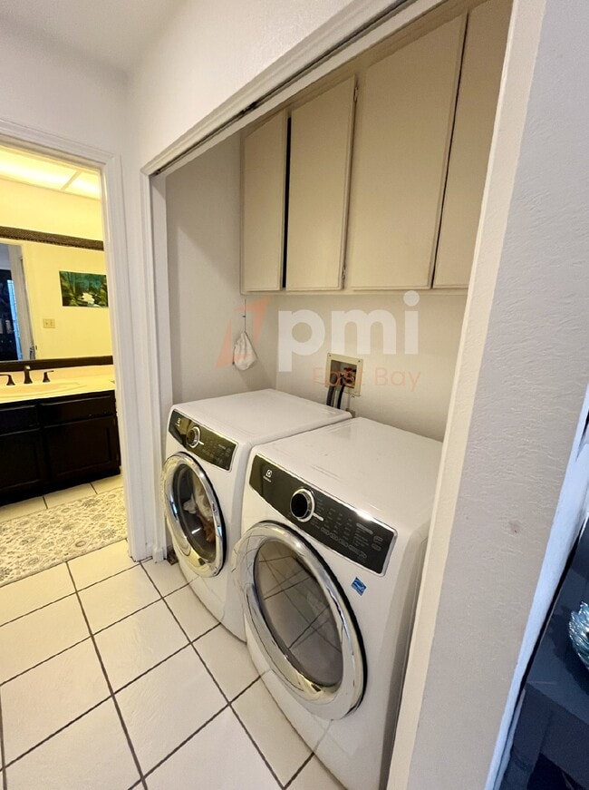 Building Photo - Exquisite 4-Bedroom Solar Home in Prime Location with Community Amenities