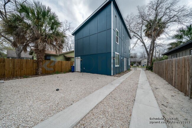 Building Photo - 1005 Essex St