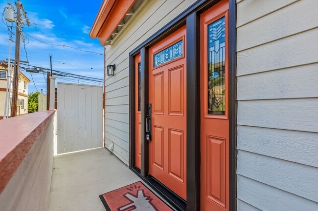 Building Photo - Spacious 3 Bed / 3 Bath Ocean Beach Townhome with Private Patio & Garage - Available NOW