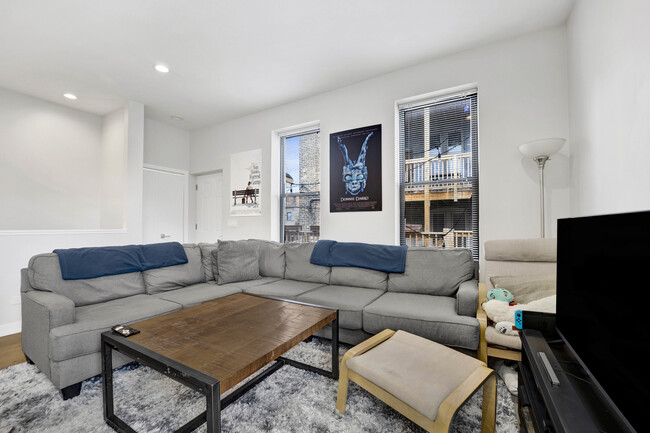 Foto del edificio - 2735 W Potomac Ave