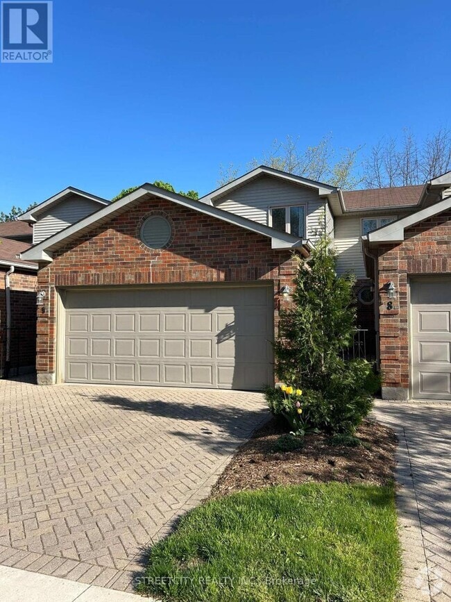 Building Photo - 70-70 Sunnyside Dr