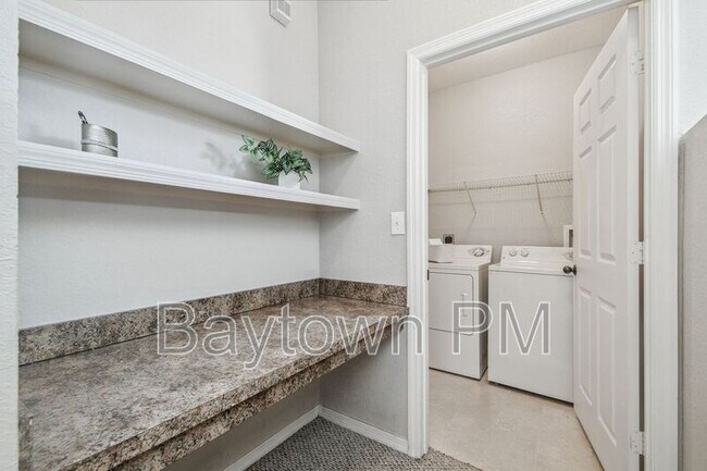 Foto del edificio - 10025 Courtney Palms Blvd