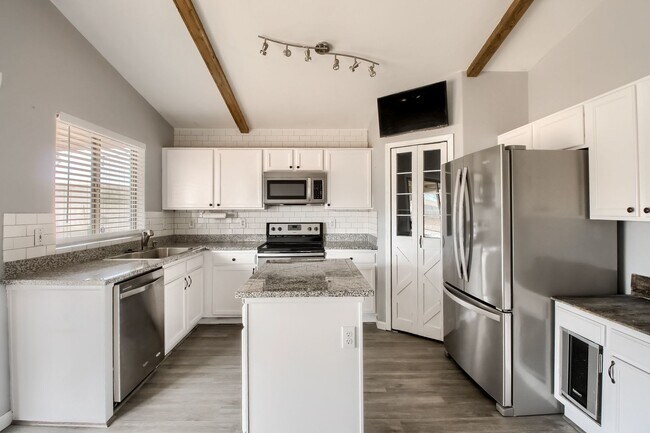 Foto del edificio - 3-Bed, 2-Bath Single Family Home in Prime ...