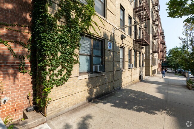 Building Photo - 254 Seaman Ave