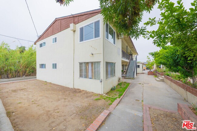 Foto del edificio - 10039 Haines Canyon Ave