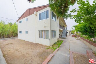 Building Photo - 10039 Haines Canyon Ave