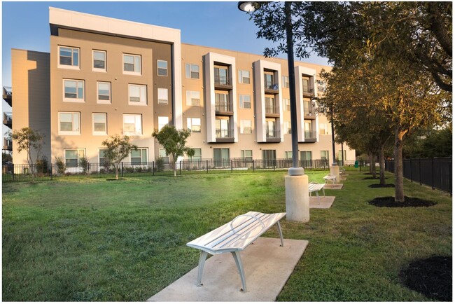 Crestview Commons Apartments Austin