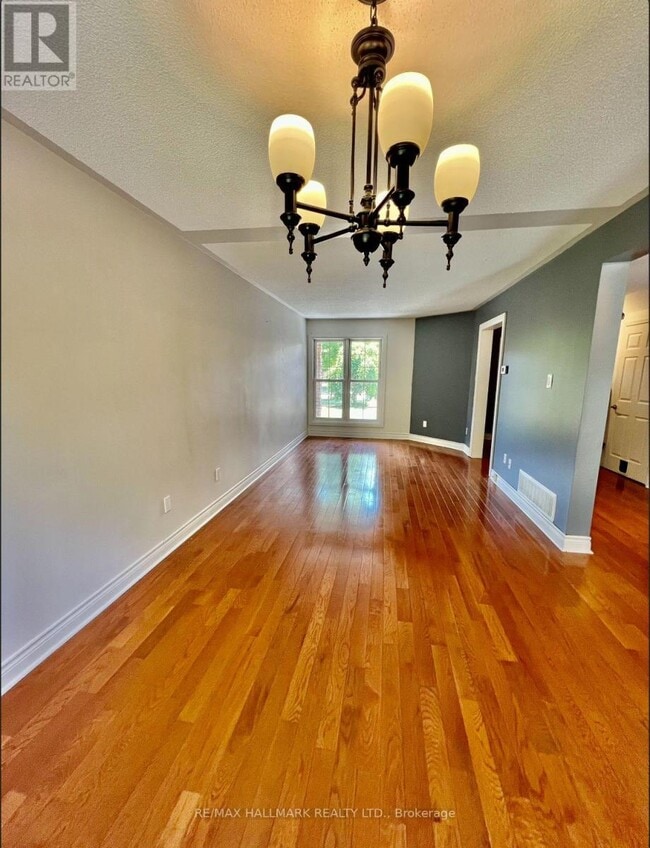 Building Photo - 393 Pickering Crescent