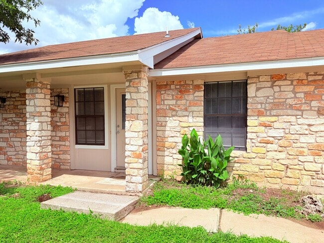 Building Photo - GREAT LOCATION - WALK TO SCHOOLS