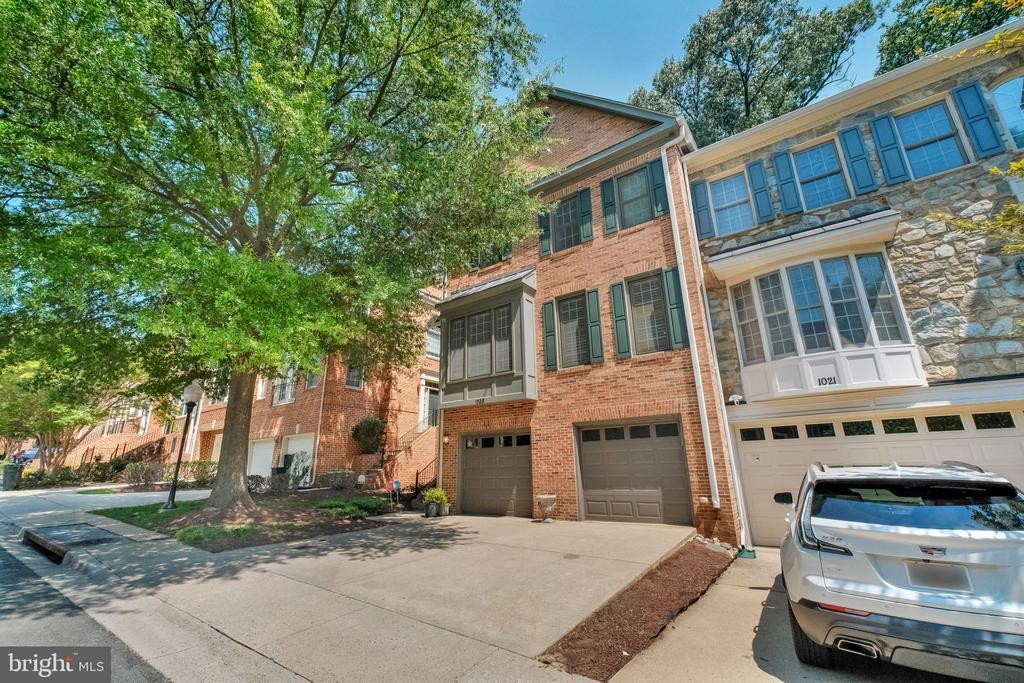 Primary Photo - 1023 Grand Oak Way